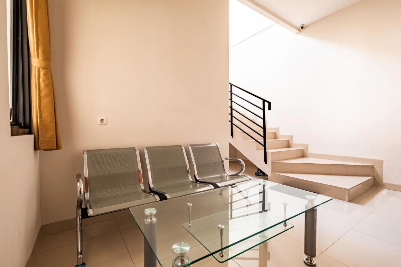 Oyo Life 2673 Rosewood Residence Karawang Exterior foto